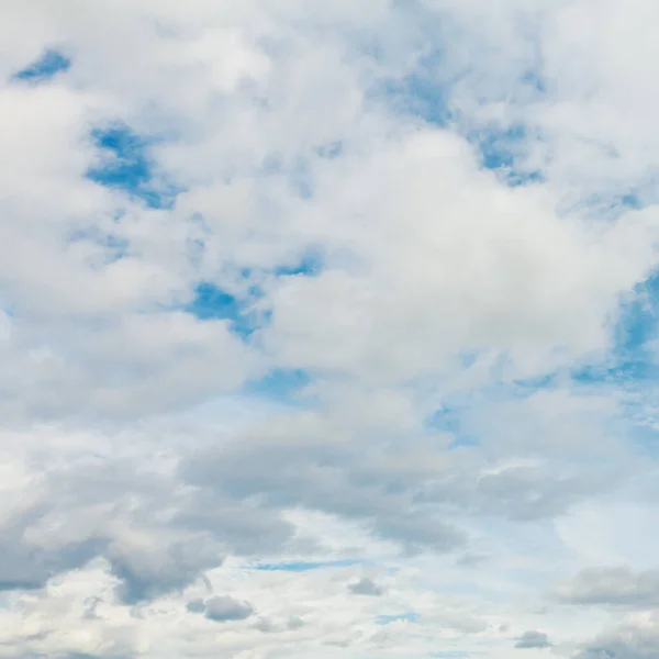 Céu bonito e nuvens brancas e cinzentas. Fotografias De Stock Royalty-Free