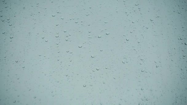 Krople deszczu na okno i zachmurzone niebo. Kontekst muzyki lub innych projektów. — Wideo stockowe