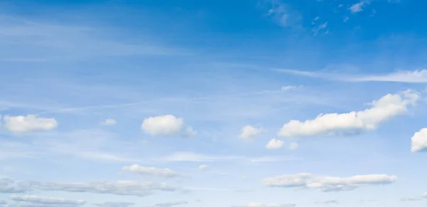 Foto panorâmica do belo céu azul claro e nuvens brancas. — Fotografia de Stock