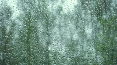 Penceredeki yağmurun kusursuz görüntüsü. 