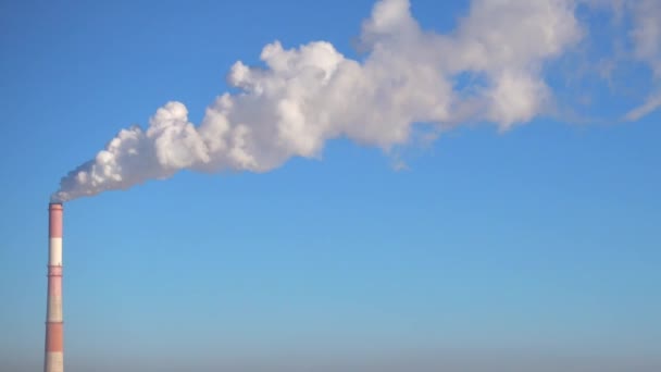 Humo de la chimenea de la fábrica y cielo azul claro. — Vídeo de stock