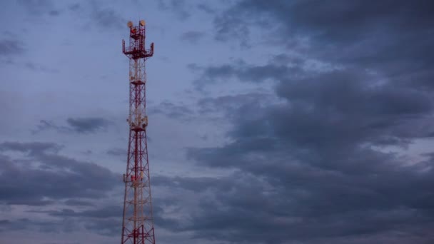Mobiele telefoon toren tegen de avond hemel met wolken, kwalitatieve time lapse. — Stockvideo