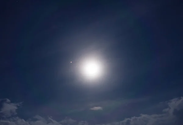 Beau ciel nocturne, pleine lune sur l'horizon. — Photo