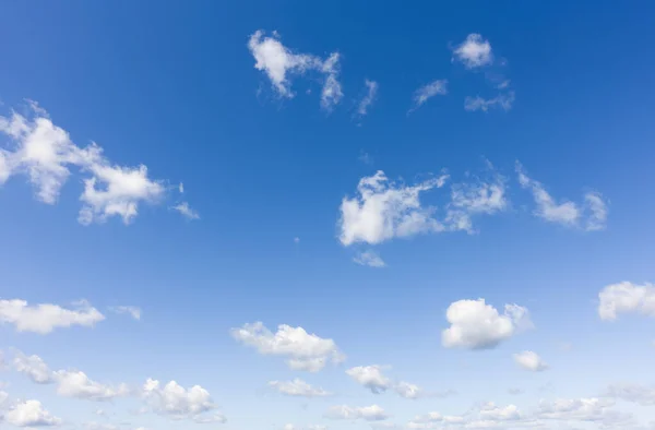 Céu azul claro e nuvens brancas. Imagem De Stock