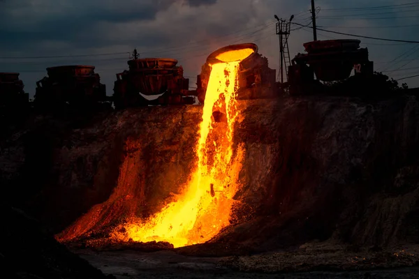 铁铸造厂的国产炉渣排放 工业景观 — 图库照片