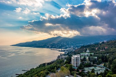 Yalta görünümünü yükseklikten Crimea gün batımında. Kırım Güney sahil
