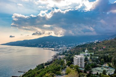 Yalta görünümünü yükseklikten Crimea gün batımında. Kırım Güney sahil