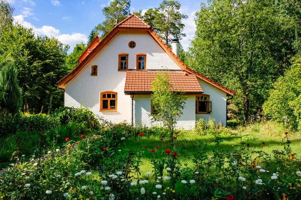 Polenovo, Tula Region, Rusya Federasyonu - Ağustos 2014: Abbey (Abbatstvo) - atölye V.D. Polenov. Manor 