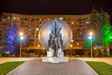 OBNINSK, Rusya - Ekim 2016: Anıt nükleer enerji öncüleri. OBNINSK dünyanın ilk nükleer enerji santrali yeridir