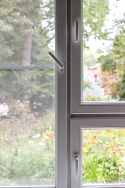 Plastik pencere dikey olarak portre