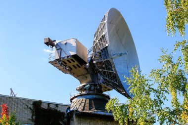 Meteorolojik araştırma için büyük uydu çanak anten