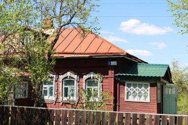 Potresovo, Rusya - Mayıs 2016: Potresovo köyünde clypees ile ahşap bir evin cephesi. Kaluga bölgesinin Maloyaroslavets ilçesi