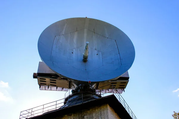 Uma Grande Antena Parabólica Para Pesquisa Meteorológica — Fotografia de Stock