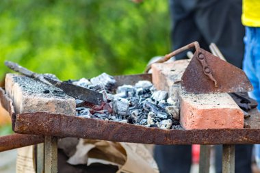 Açık havada smithy kömürleri