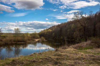 Protva nehir Krivskoe, Rusya'nın köyü yakınlarında sola dönüş