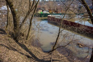 Sular altında yazlık evler ve bahar yüksek su, Nisan sırasında evler