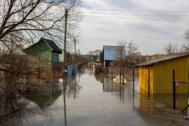 Sular altında yazlık evler ve bahar yüksek su, Nisan sırasında evler