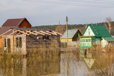 Sular altında yazlık evler ve bahar yüksek su, Nisan sırasında evler