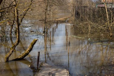 Yaya Köprüsü arasında dağ geçidi yüksek su bahar sırasında sular altında