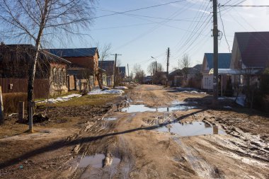 Maloyaroslavets, Rusya - Nisan 2018: Uspenskaya sokakta Maloyaroslavets kasaba, çamur ve su birikintileri baharında olan kötü yol