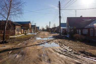 Maloyaroslavets, Rusya - Nisan 2018: Uspenskaya sokakta Maloyaroslavets kasaba, çamur ve su birikintileri baharında olan kötü yol
