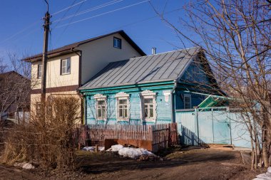 Maloyaroslavets, Rusya - Nisan 2018: Maloyaroslavets, Ivanovskaya street, bahar günü kentsel gelişim türünü