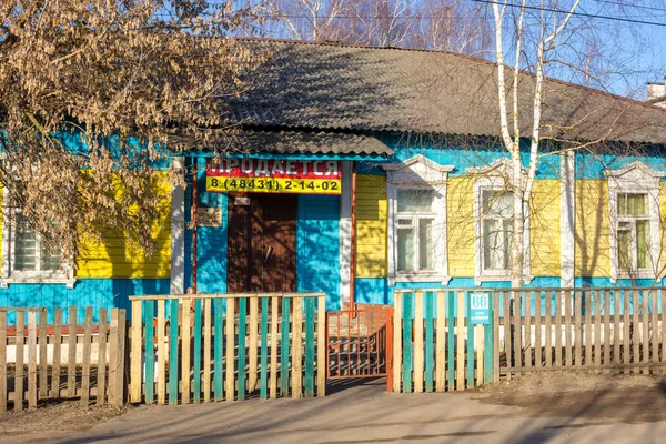 Maloyaroslavets Rússia Abril 2018 Casa Velha Madeira Com Sinal Venda — Fotografia de Stock