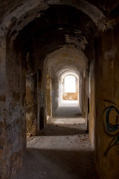 19世纪末俄罗斯博罗夫斯克一座废弃监狱建筑的空旷走廊 — 图库照片