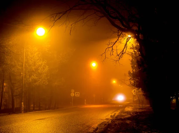 Estrada Cidade Sob Luz Luzes Rua Escuras Durante Uma Névoa — Fotografia de Stock