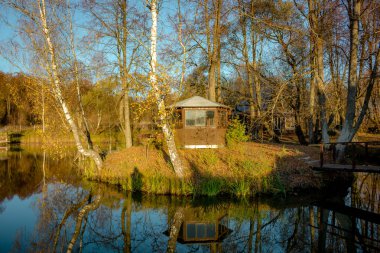 Küçük bir ada ve akşam bir çardak gölet