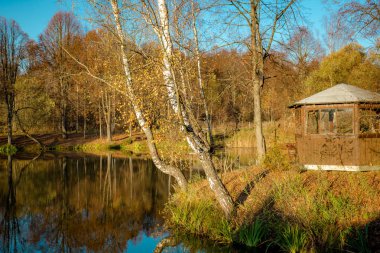 Küçük bir ada ve akşam bir çardak gölet
