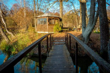 Küçük bir ada ve akşam bir çardak gölet