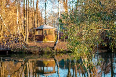 Küçük bir ada ve akşam bir çardak gölet