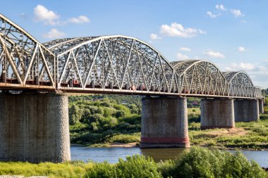 Serpuhov, Rusya - Ağustos 2017: Demiryolu Köprüsü Oka Nehri. Moskova Tren yönünü Kurskoe