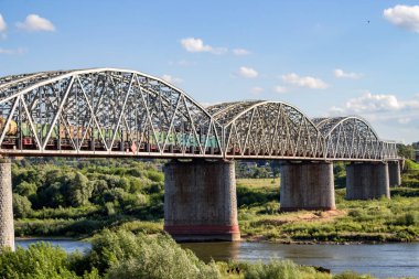 Serpuhov, Rusya - Ağustos 2017: Demiryolu Köprüsü Oka Nehri. Moskova Tren yönünü Kurskoe