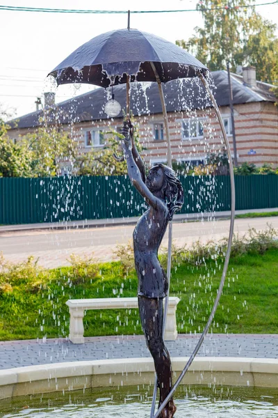 Borovsku Rusko Září 2017 Fontána Plastikou Dívka Deštníkem Jen Svítí — Stock fotografie