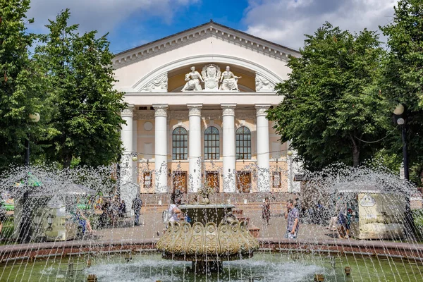 Teatralnaya Meydanı ve Kaluga Dram Tiyatrosu
