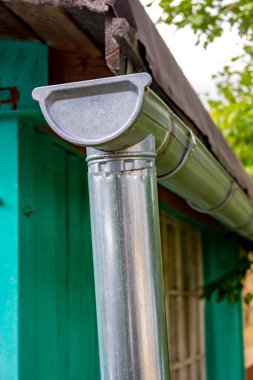 Evin çatısından drenaj