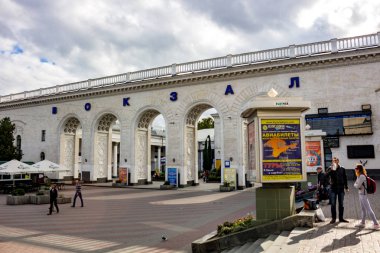 Simferopol, Crimea - Eylül 2014: Simferopol, tren istasyonu. Tren Gar binası