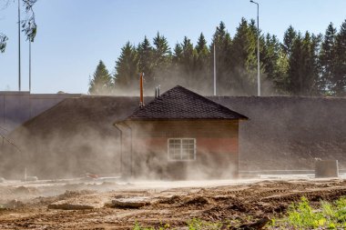 Kum toz güçlü bir rüzgar tarafından kaldırdı
