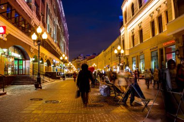 Moskova, Rusya - Ocak 2016: Popüler Arbat Caddesi akşam Moskova'da