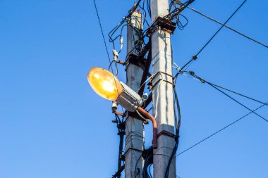 Bir elektrik direği, birçok teller üzerinde sokak aydınlatma