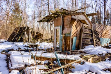 Ahşap yapı bir orman bölgesinde kışın yıkıldı. Eski öncü kampı Rusya