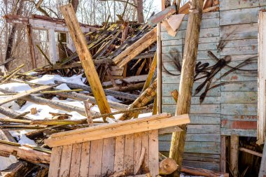 Ahşap yapı bir orman bölgesinde kışın yıkıldı. Eski öncü kampı Rusya