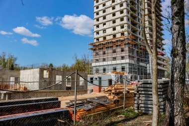 İnşaat alanında bir konut çok katlı bina