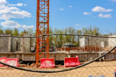 İnşaat alanında bir konut çok katlı bina