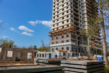 İnşaat alanında bir konut çok katlı bina