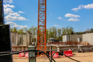 İnşaat alanında bir konut çok katlı bina