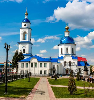 Maloyaroslavets, Rusya - Mayıs 2016: Lenin Maloyaroslavets Kazan Katedrali ve 1812 Savaşı Anıtı ile meydanda