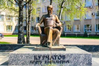 OBNINSK, Rusya - Mayıs 2016: Anıt Obninsk şehri damardan Kurchatov bilim adamı